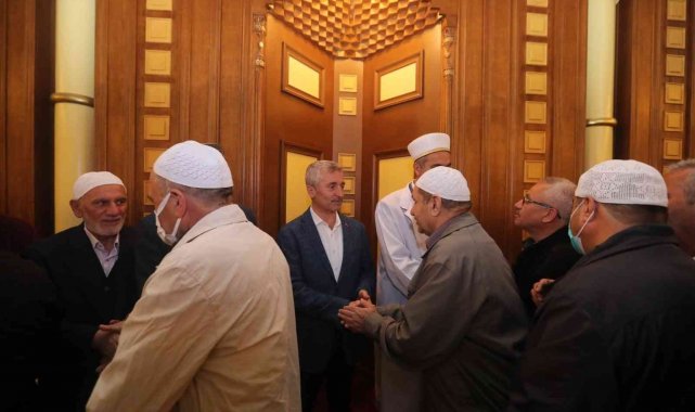 Başkan Tahmazoğlu vatandaşlarla bayram namazında bir araya geldi
