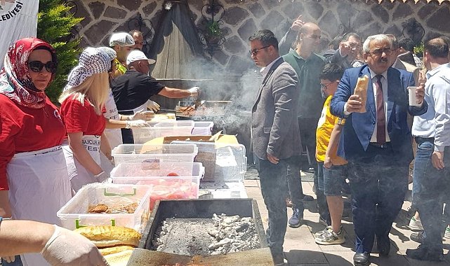 Başkan Tarhan'dan Osmaniyeli öğrencilere sucuk ekmek