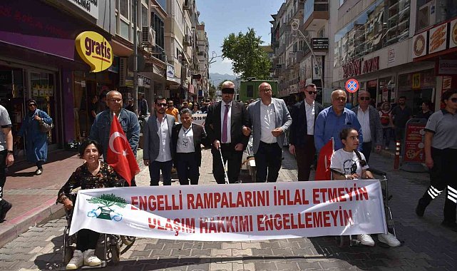 Başkan Vekili Pehlivan, gözlerine siyah bant çekti, empati kurdu