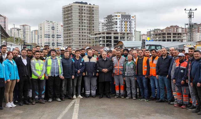 Başkan Yalçın ilk mesaide belediye personeli ile bayramlaştı
