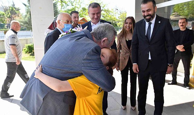 Başkan Yavaş işitme engelli minik yüzücülerle buluştu