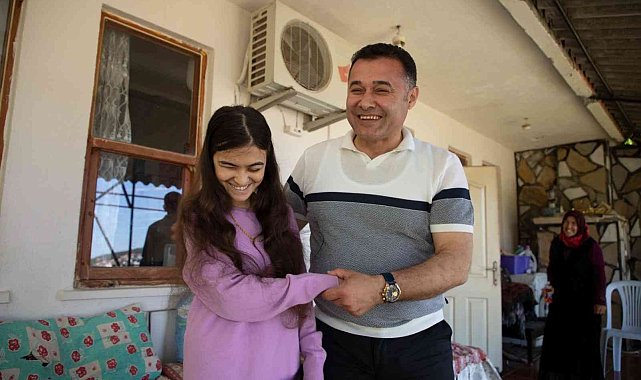 Başkan Yücel, yüzde 93 görme engelli kızı için mücadele eden anneyle buluştu