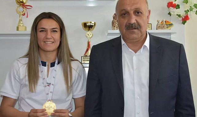 Başkan Zelyurt'dan Boks Şampiyonu Akbaş'a tebrik