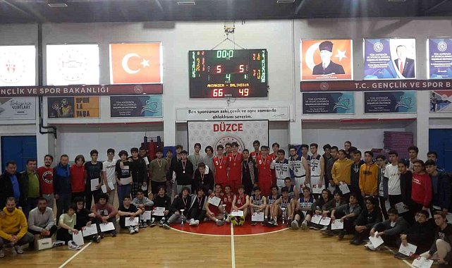 Basketbolda şampiyon Akçakoca Fen Lisesi oldu