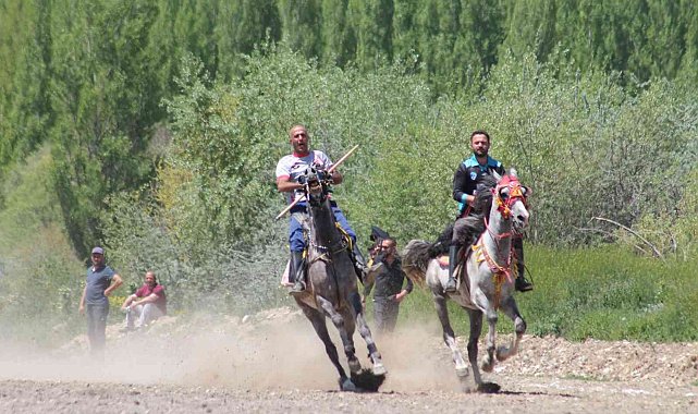 Bayburt ve Erzurum maharetlerini cirit maçında konuşturdu