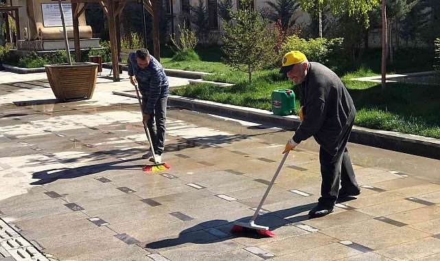 Bayburt'ta çevre temizlik çalışmaları sürüyor