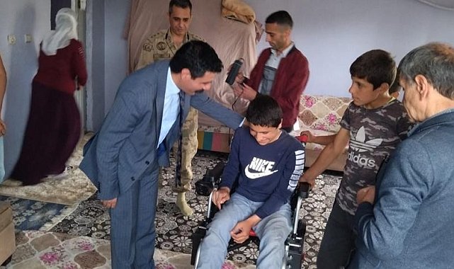 Baykan Kaymakamı Bağlı'dan, engelli gence akülü araç