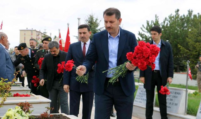 Bayram arifesinde şehitler unutulmadı