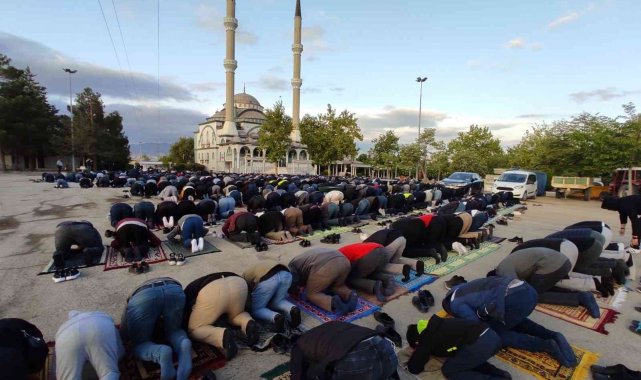 Bayram namazında camiler doldu