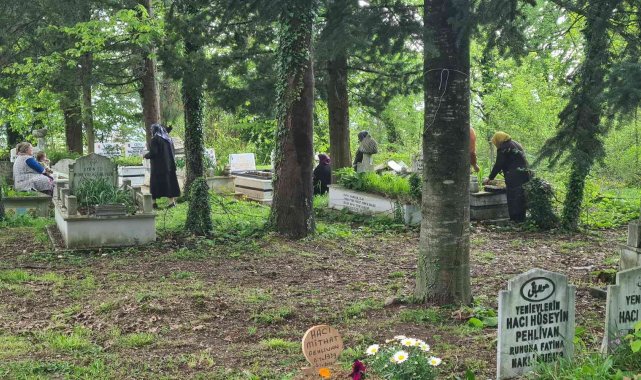 Bayram öncesi vatandaşlar mezarlıkları ziyaret etti