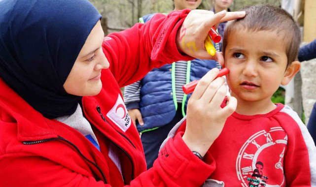 Bayramda yangınzede çocukların bayramda yüzlerini güldürdüler