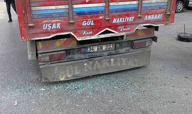 Bayrampaşa'da 2 aracın arasında sıkışan sürücü yaralandı