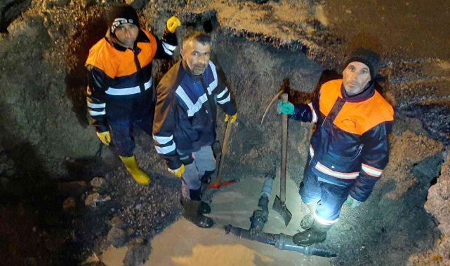 Belediye çalışanları gece mesaisinde