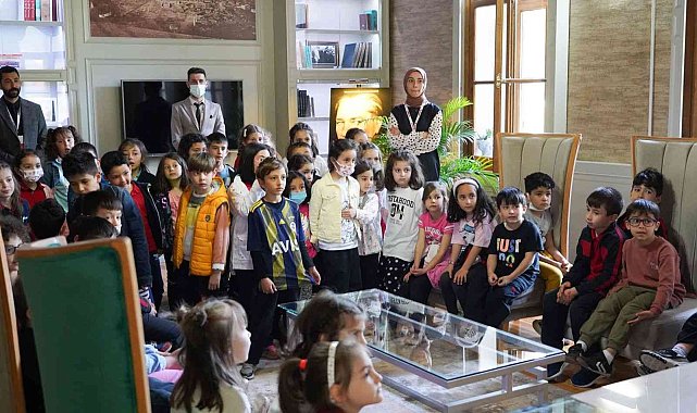 Belediyeyi merak eden minikleri makamında ağırladı