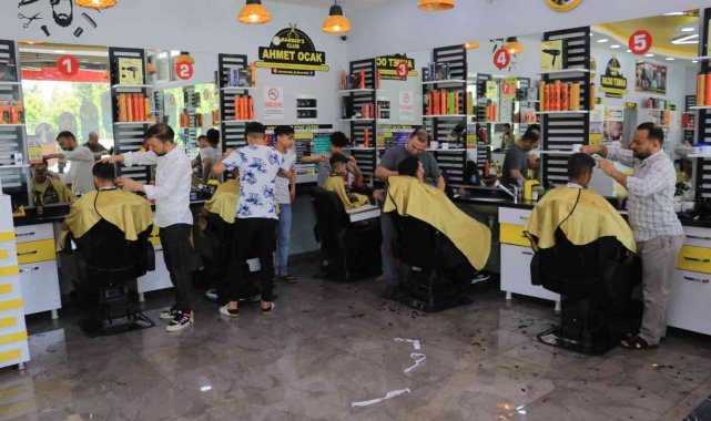 Berberlerin bayram namazına kadar sürecek mesaisi başladı