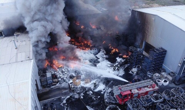 Bilecik'te lastik fabrikasındaki yangın kontrol altına alındı