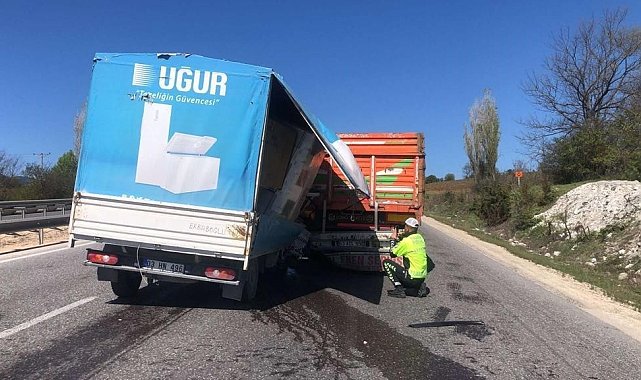 Bilecik'te seyir halindeki kamyonet, tıra arkadan çarptı: 1 yaralı