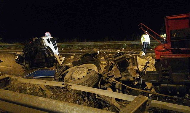 Bilecik'te tır devrildi: 1 yaralı