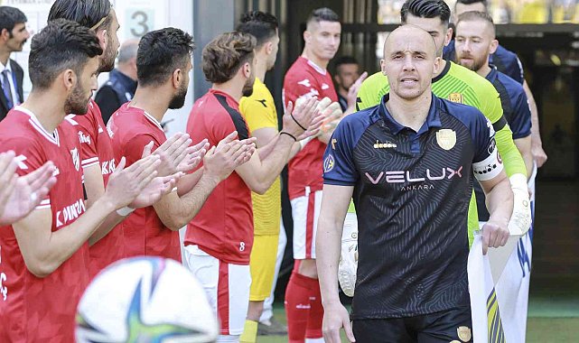 Boluspor, sahaya çıkan Ankaragücü'nü alkışlarla karşıladı