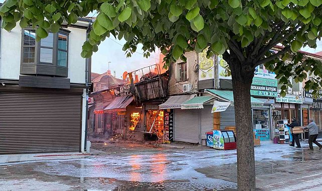 Bolvadin'de çarşıda çıkan yangında 15 iş yeri alevlere teslim oldu