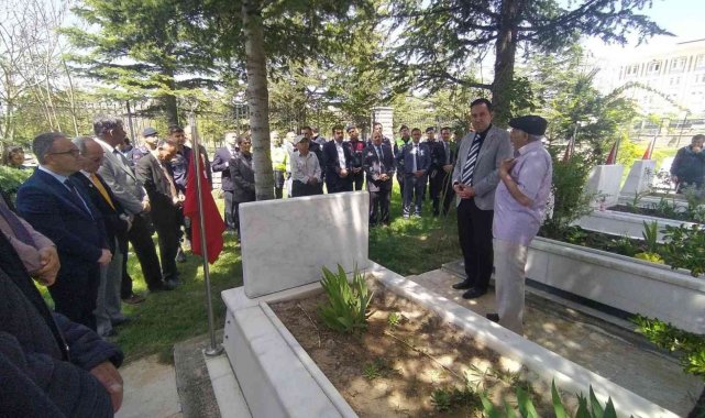 Bolvadin'de protokol önce şehitlere dua etti ardından mezarları temizledi