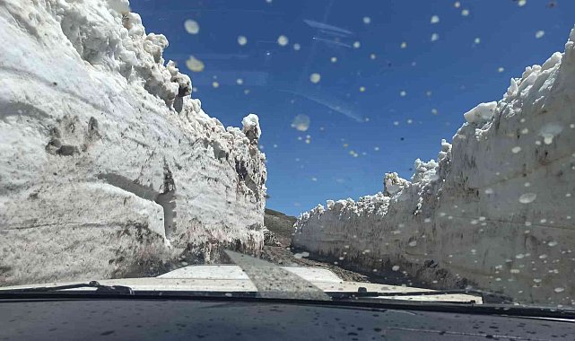 Bu kentte kış bitmiyor, 4 metreyi bulan karlı yollar dozerlerle açılıyor
