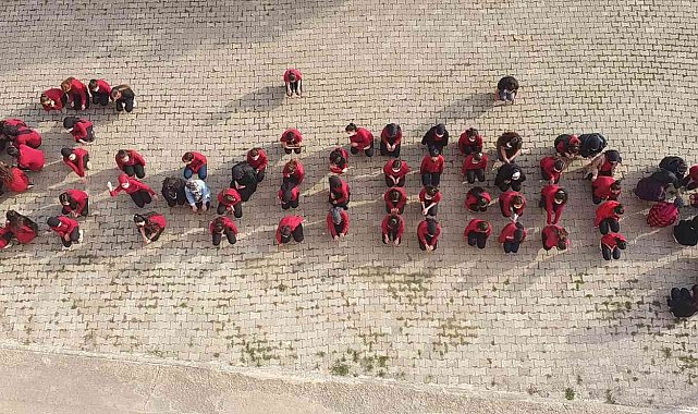 Bu proje sosyal medya bağımlılığına dikkat çekiyor