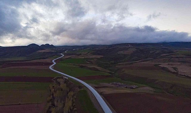 Bulutla kaplanan Atatürk Dağı görsel şölen oluşturdu