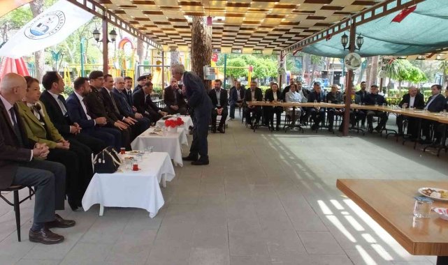 Burhaniye' de resmi bayramlaşma töreni yapıldı