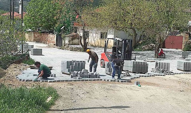 Burhaniye'de kırsal yolları yenileniyor