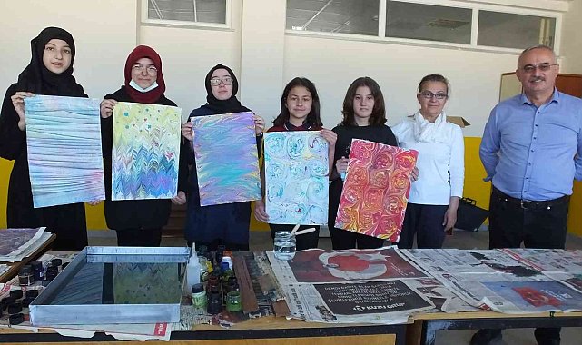 Burhaniye&#039;de liseli gençler ebru sanatını sevdi