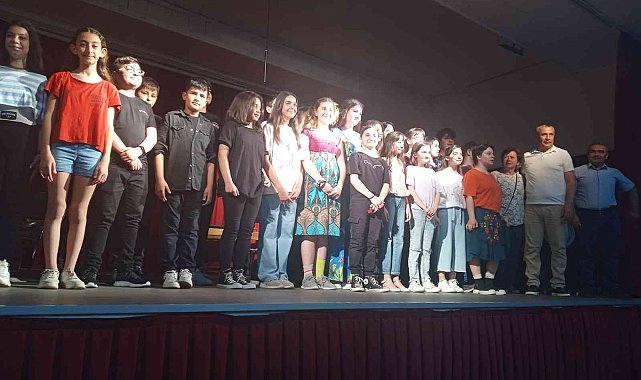 Burhaniye&#039;de öğrencilerin Ah Şu Gençler oyunu büyük alkış aldı
