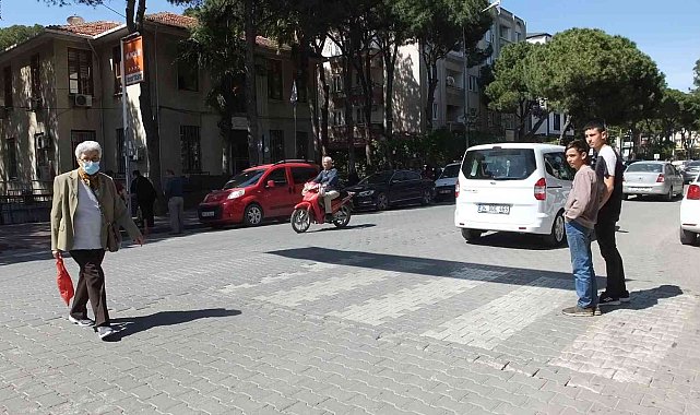 Burhaniye'de silinen yaya çizgileri vatandaşları tedirgin etti