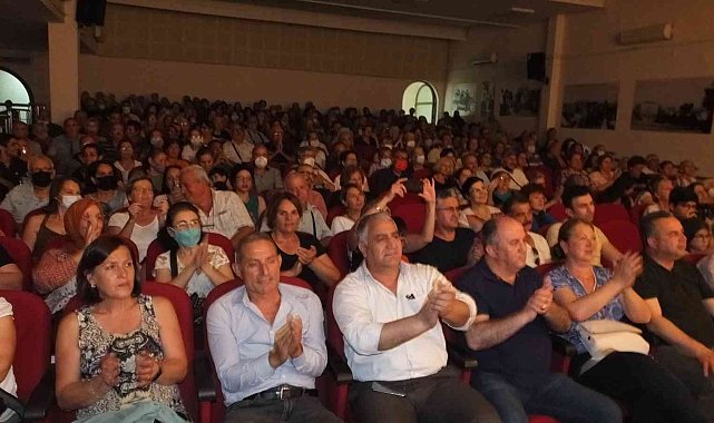 Burhaniye'de Türkülerle Yaza Merhaba konserine büyük ilgi