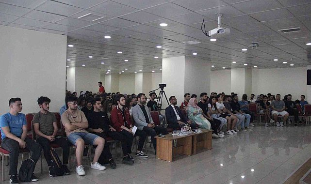 Burhaniye'de Yeni Nesil İnsan Kaynakları söyleşisi düzenlendi