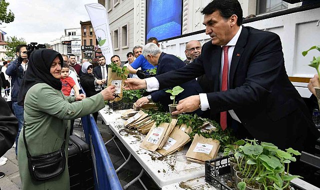 Bursa'da 12 meydanda 500 bin fide dağıtıldı