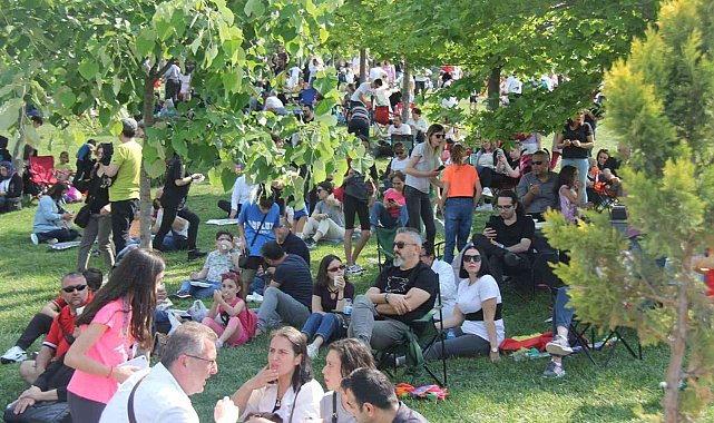 Bursa'da 30 bin kişinin katılımıyla bahar ve spor şenliği