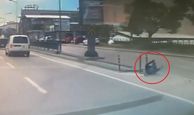 Bursa'da görülmemiş kaza..Motosiklet sürücüsünün ölümden döndüğü anlar kamerada