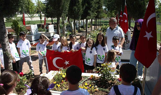 Bursa'da ilkokul öğrencilerinden şehitliğe ziyaret