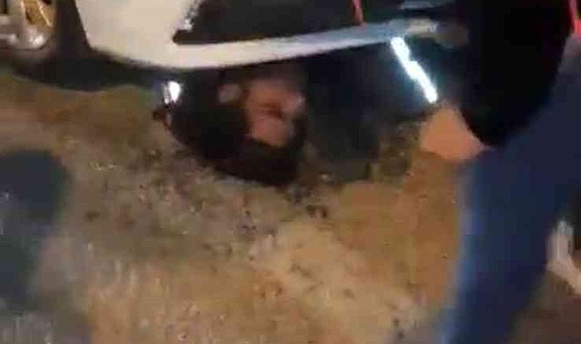 Bursa'da motosikletli kuryenin otomobilin altında can pazarı...