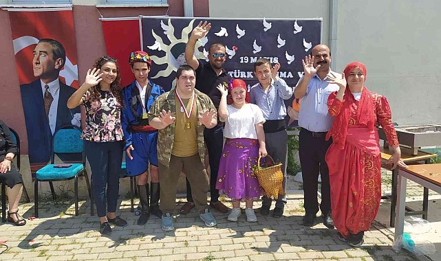 Bursalı fenomen ciğerci 200 özel öğrenciye ziyafet verdi