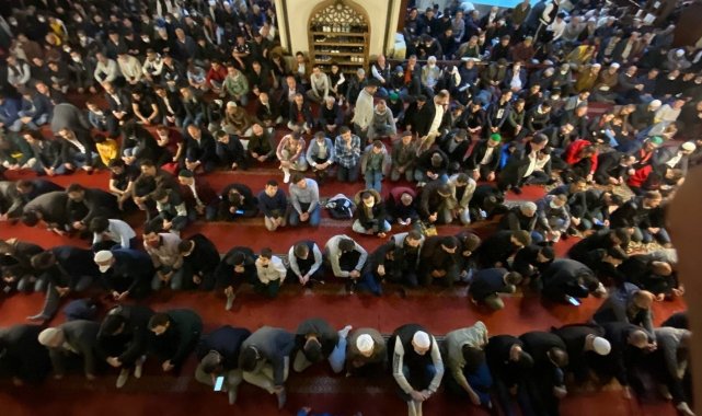 Bursalılar bayram namazı için tarihi camilere akın etti