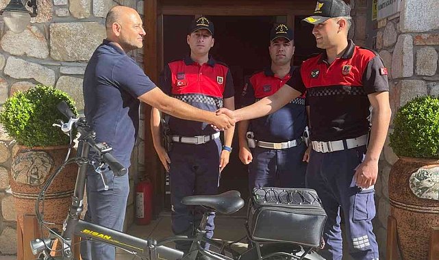 Çalınan elektrikli bisikleti jandarma tarafından bulunup sahibine teslim etti