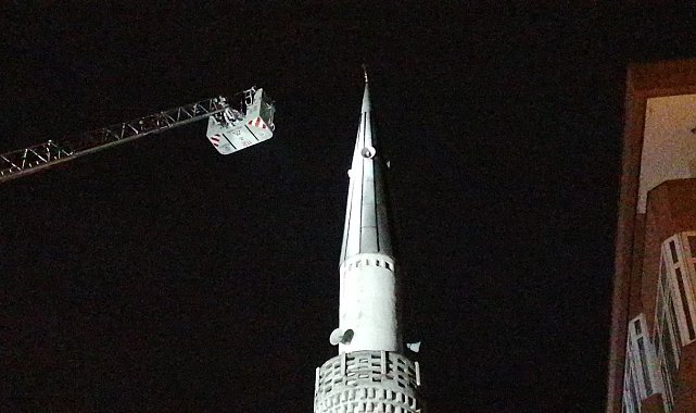 Cami minaresinden sarkan sac levhayı itfaiye indirdi