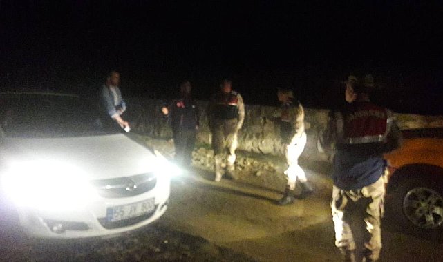 Çamurlu yolda mahsur kalan otomobildeki 2 kişi, AFAD ekiplerince kurtarıldı