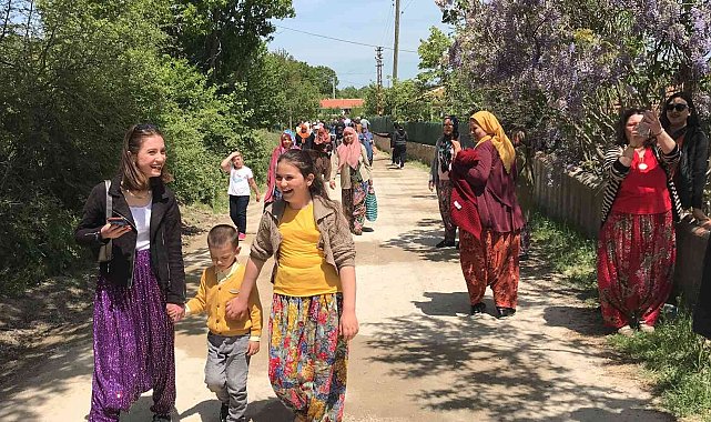 Çanakkale&#039;de Aşıklar Sokağı&#039;nda gençler kısmetini aradı