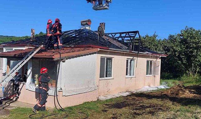Çatıda çıkan yangın paniğe sebep oldu