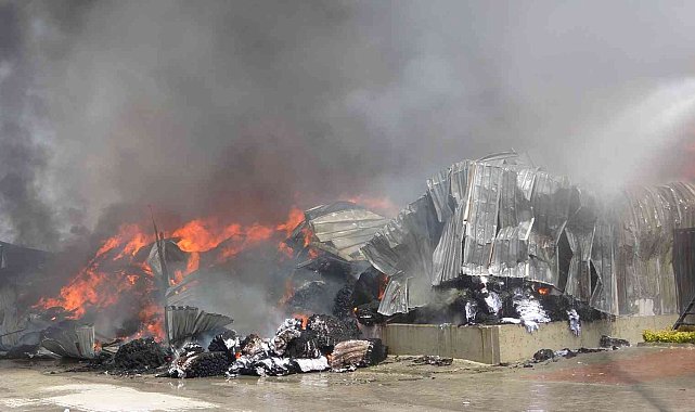Çatıda kaynak yapılırken başlayan yangına müdahale devam ediyor