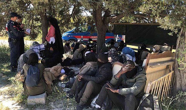 Çeşme'de 35 düzensiz göçmen yakalandı