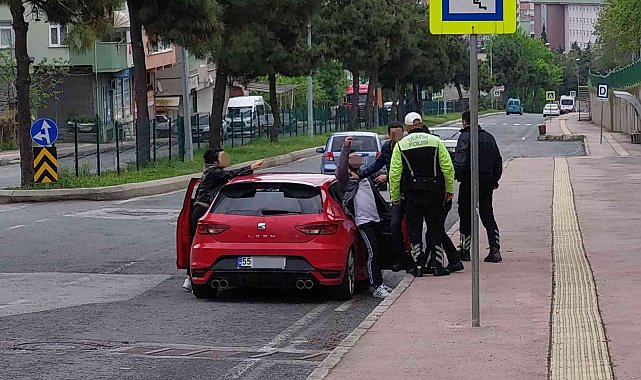 Ceza yazılıp ehliyetine el konulan sürücü ile polis arasında gergin anlar yaşandı